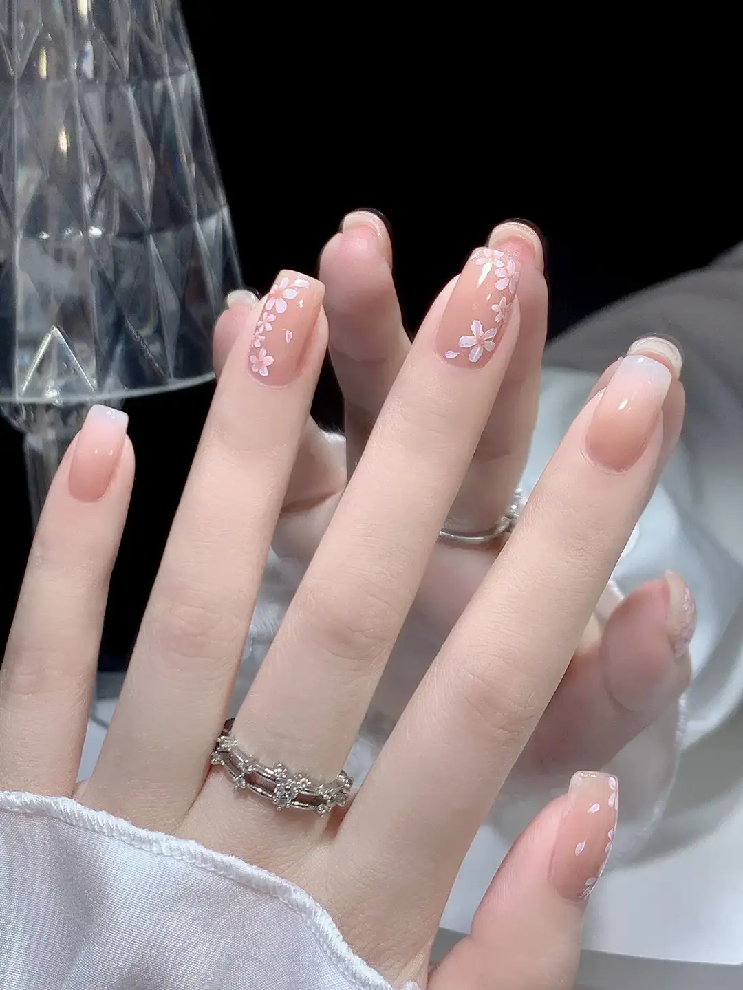 mẫu nail hoa đào đầy năng lượng