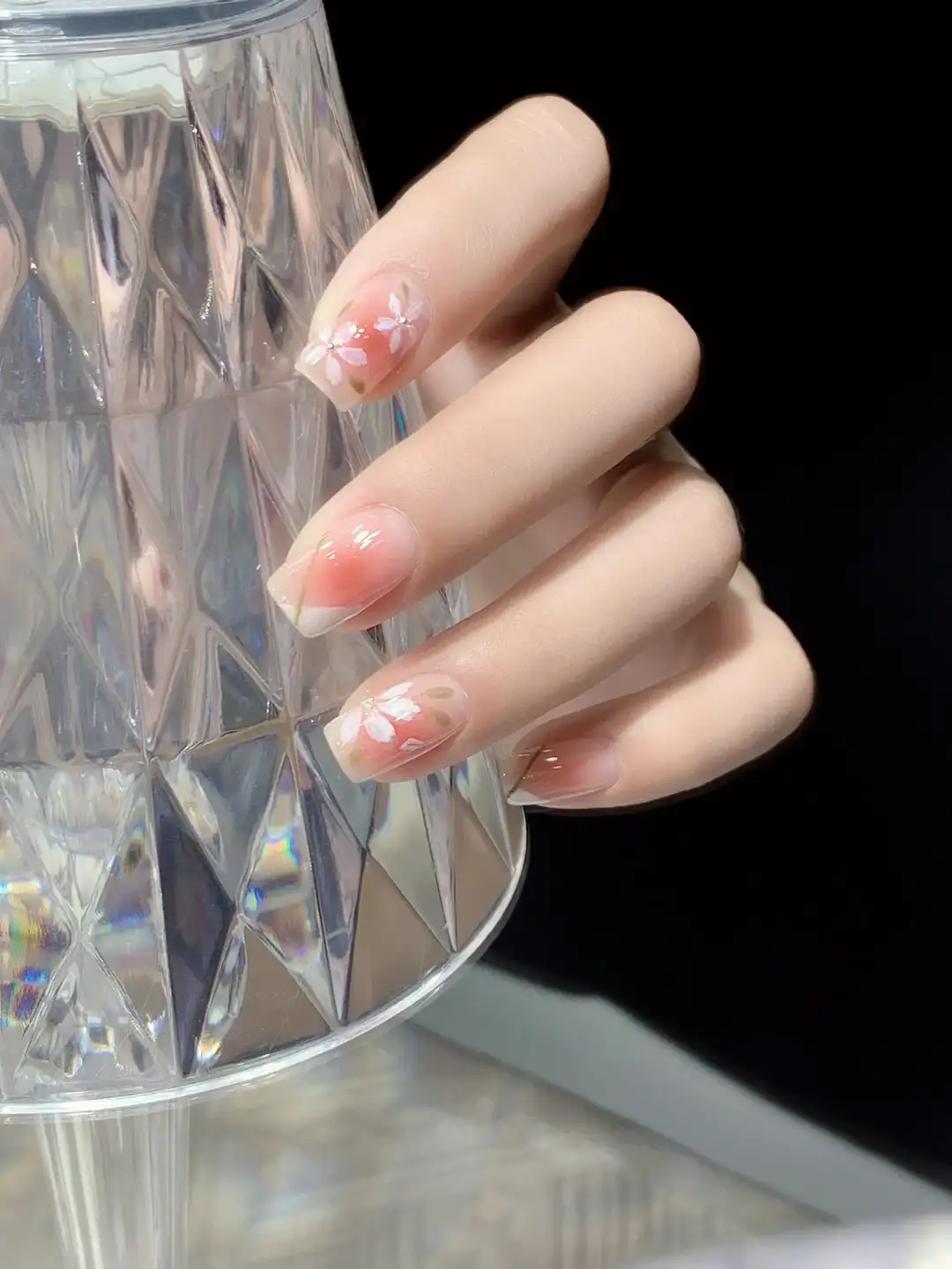 mẫu nail hoa đào dịu dàng, nữ tính