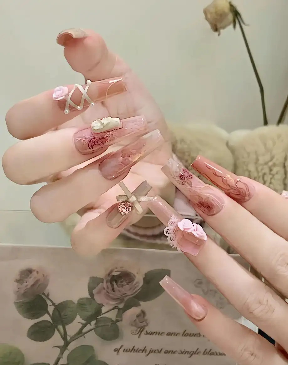 mẫu nail hoa hồng đơn giản kiêu sa