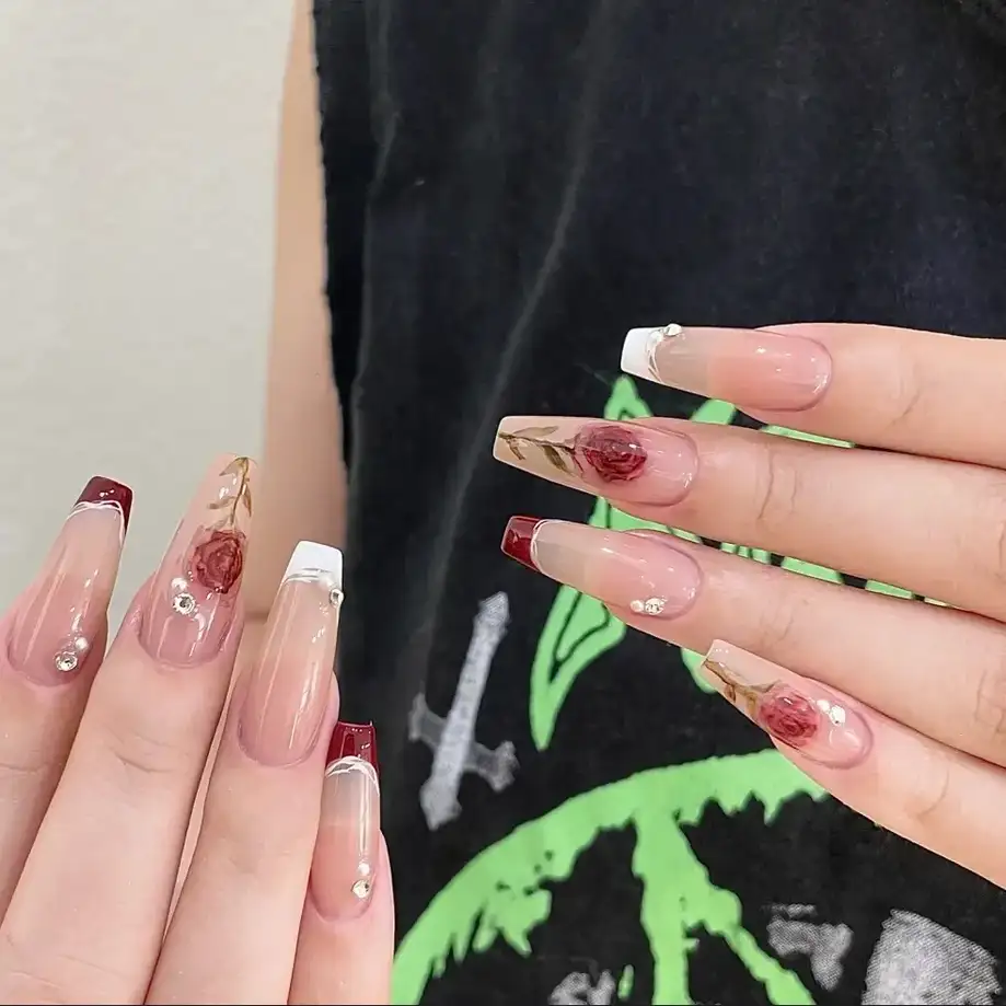 mẫu nail hoa hồng đơn giản nữ tính và cuốn hút