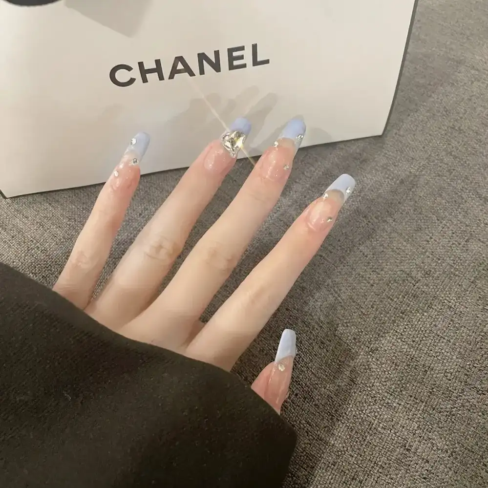 nail mệnh thuỷ cuốn hút và thanh lịch