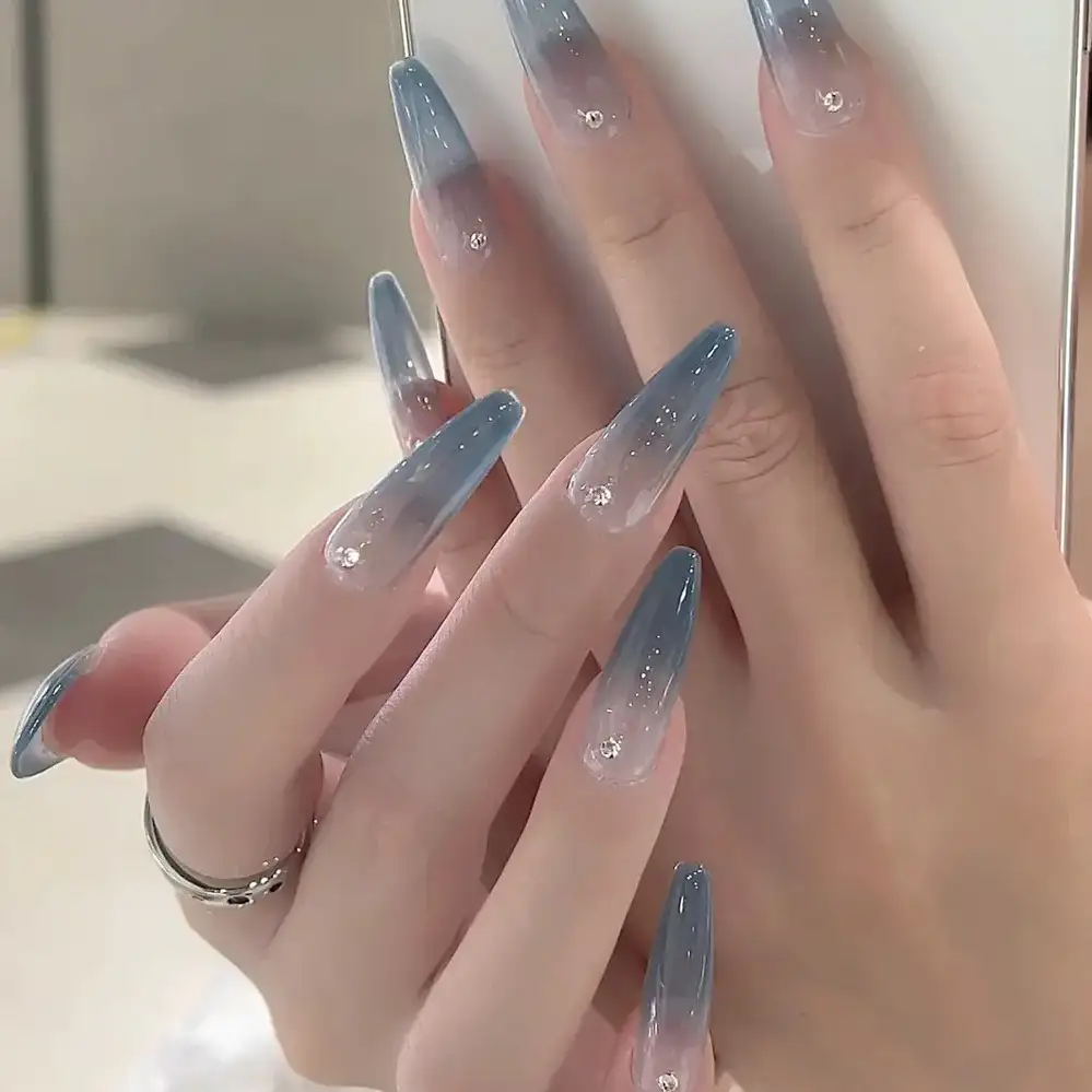 màu nail hợp mệnh thuỷ thư thái và yên bình