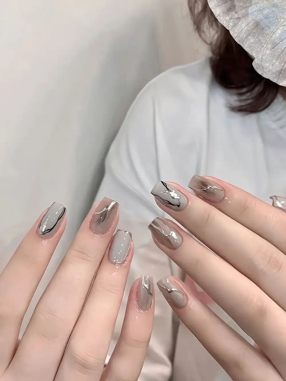 màu nail hợp mệnh thuỷ dịu mát