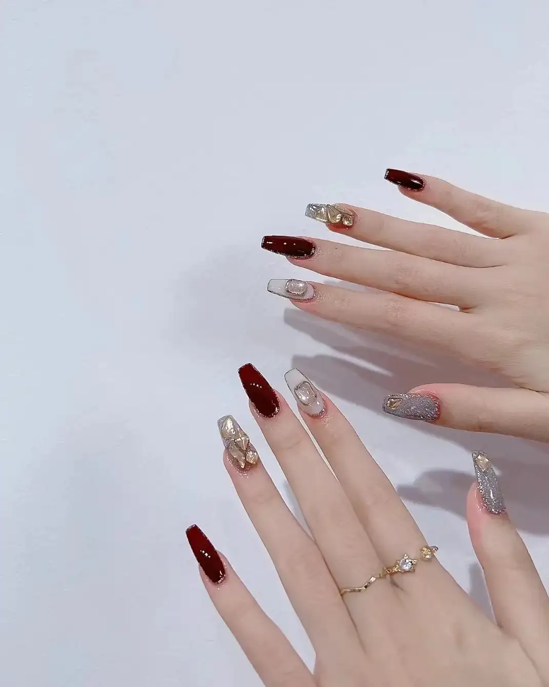 mẫu nail màu đỏ cherry lấp lánh