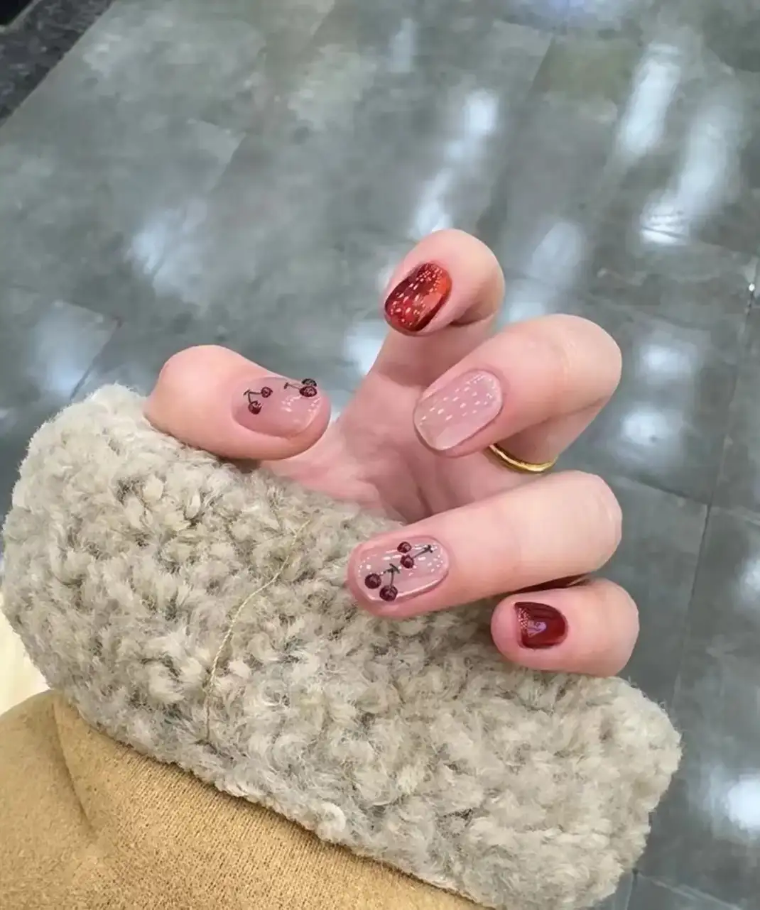 mẫu nail đỏ cherry tươi tắn