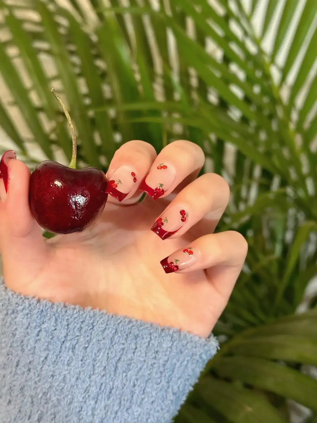 mẫu nail màu đỏ cherry vui tươi, hạnh phúc