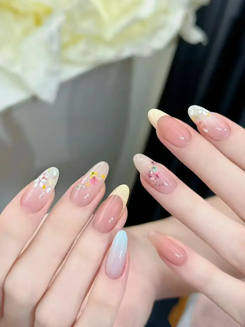 mẫu nail móng bầu nhọn đầy màu sắc