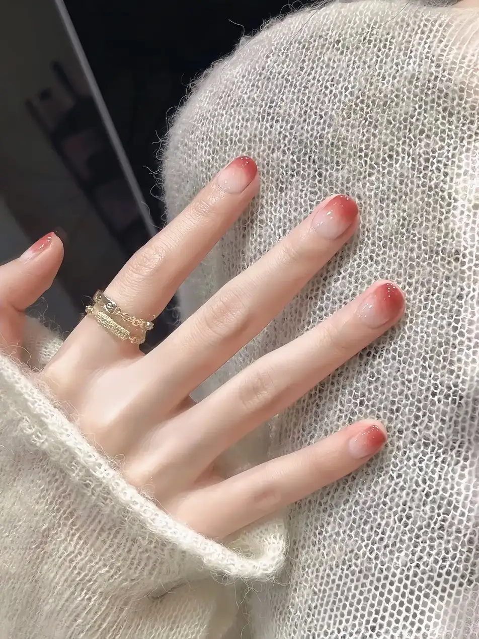 mẫu nail ombre đỏ nổi bật