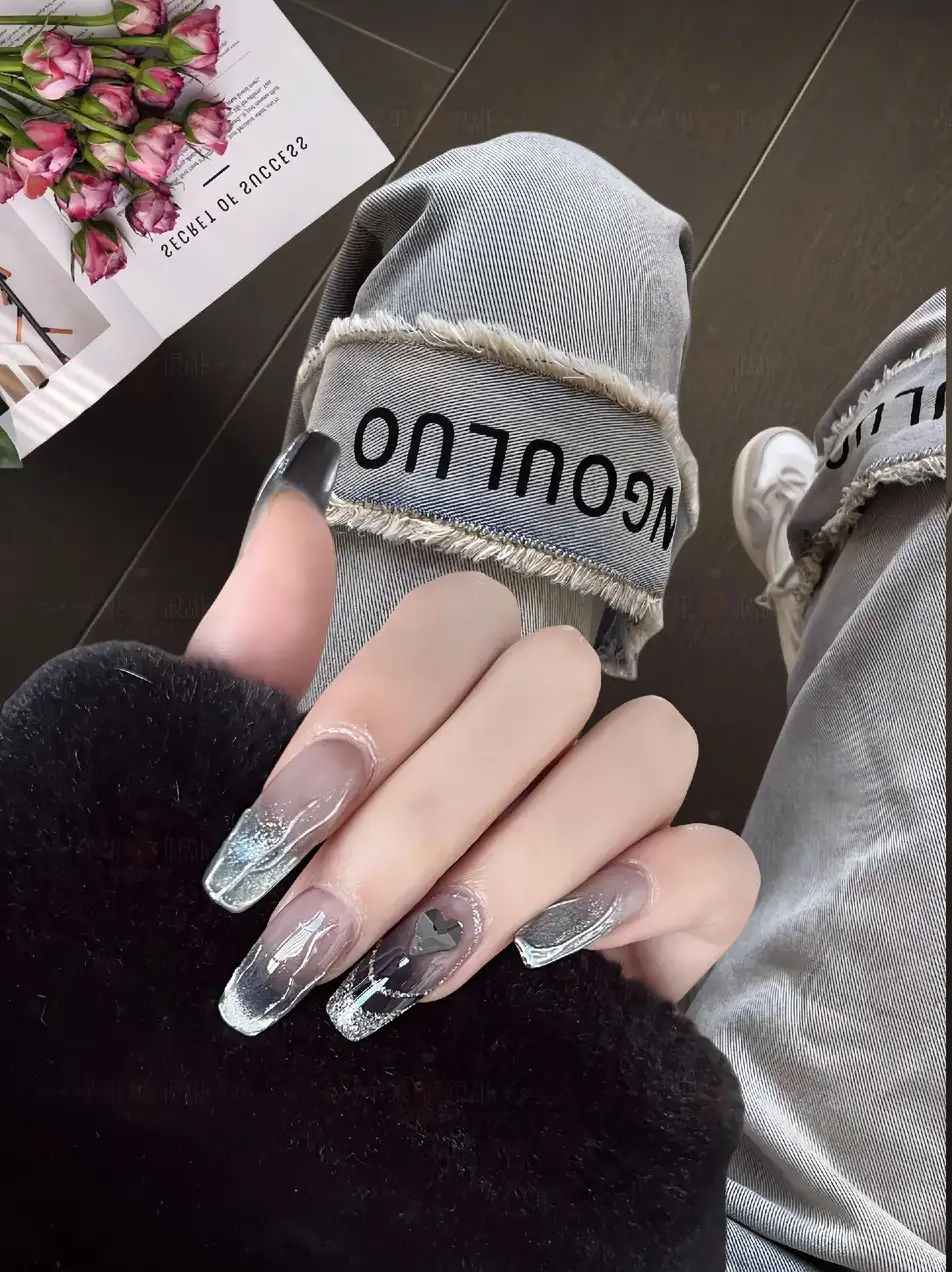 mẫu nail ombre đen phá cách