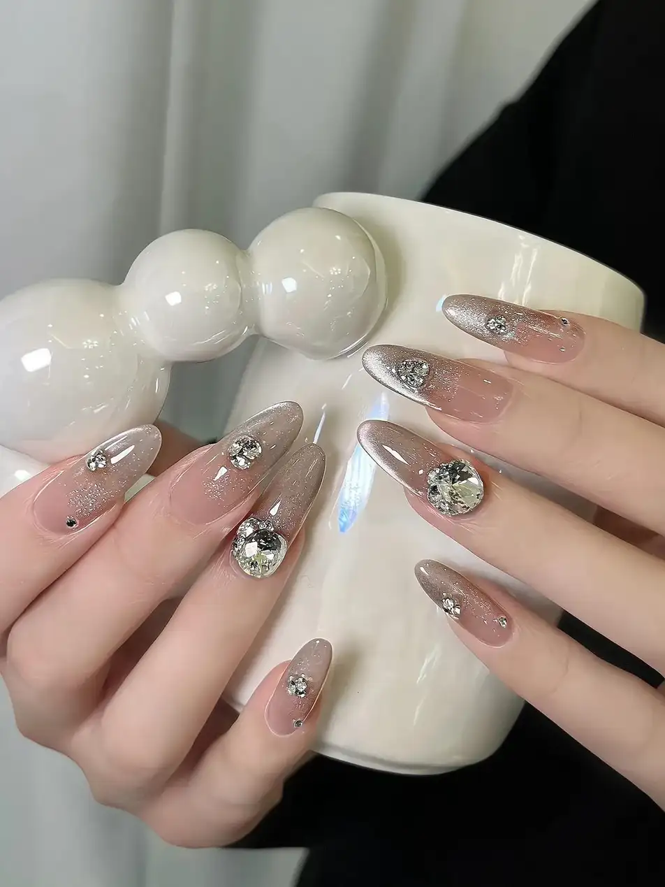 mẫu nail ombre đơn giản phóng khoáng, tự do