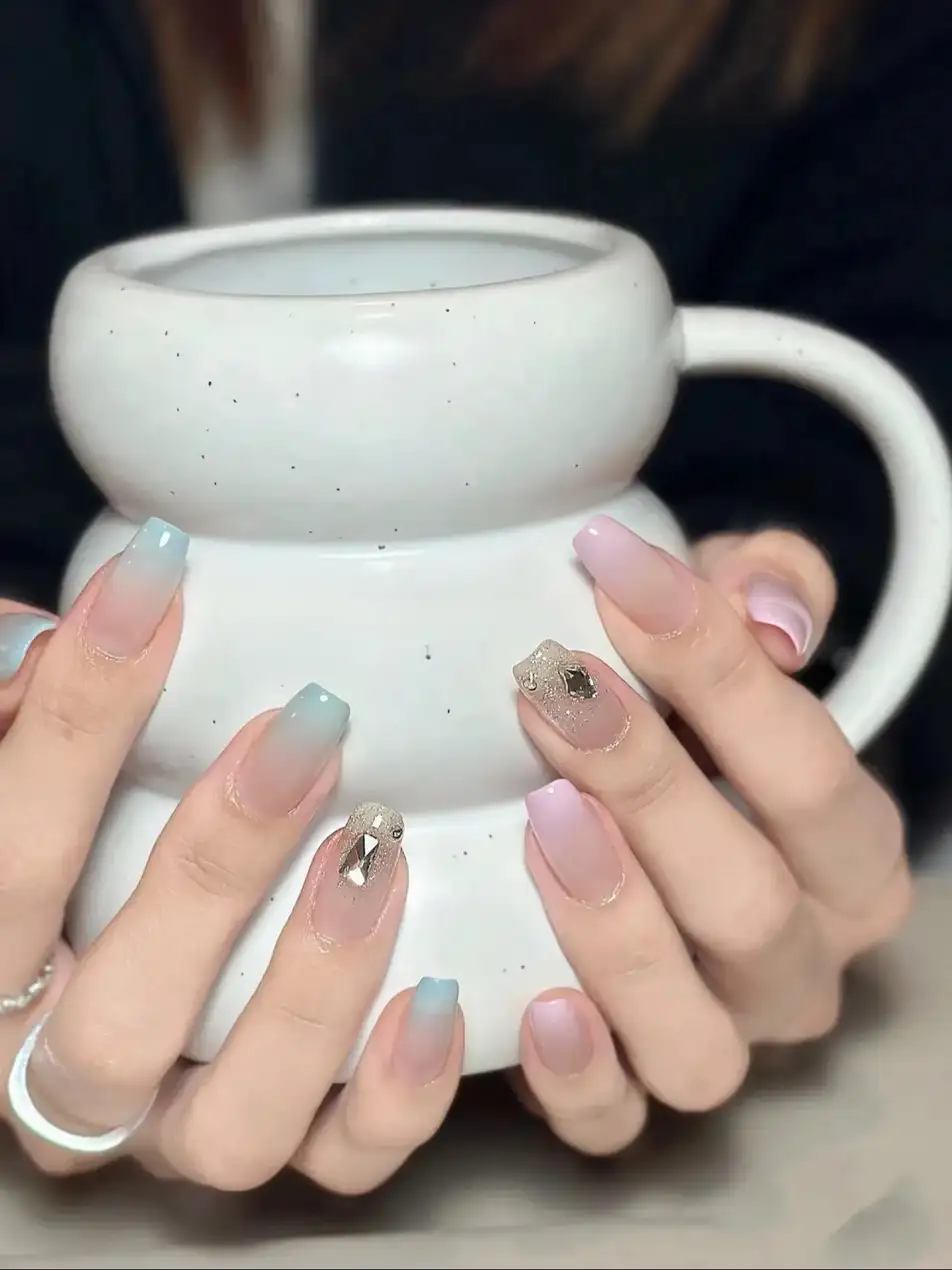 mẫu nail ombre xanh mát mẻ, dịu nhẹ