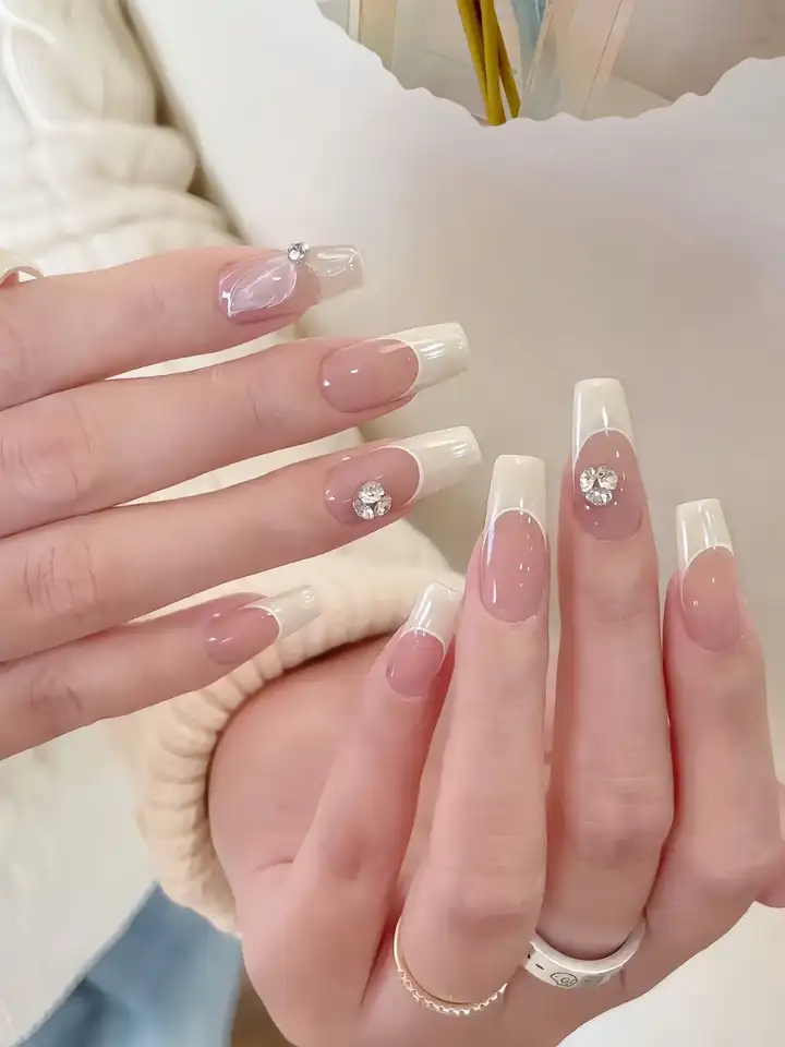 các mẫu nail sơn đầu móng nữ tính, dịu dàng