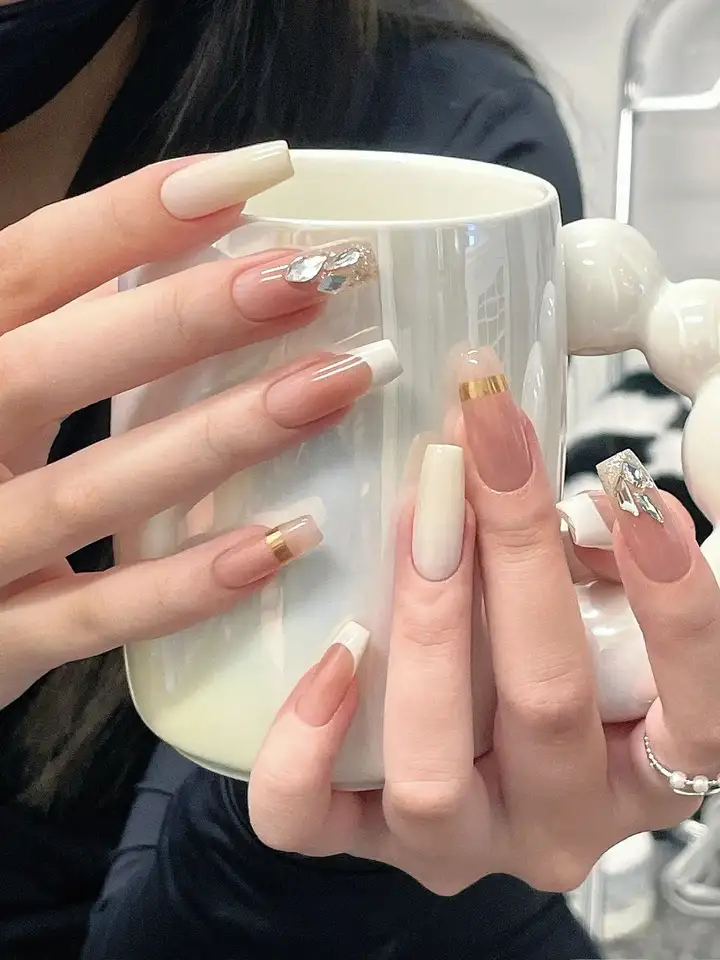 mẫu nail sơn đầu móng trắng độc đáo