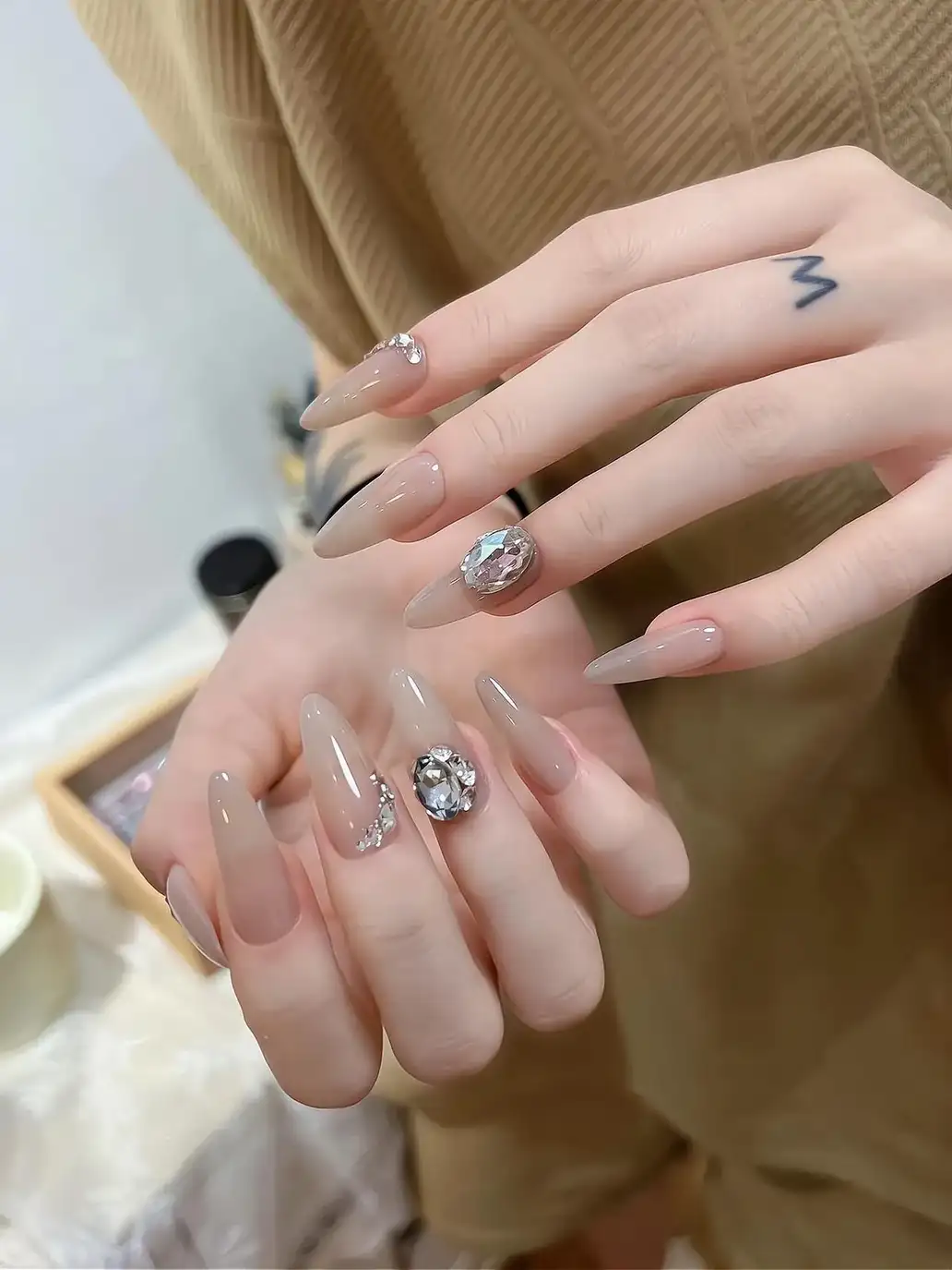 mẫu nail sơn thạch đính đá sang trọng