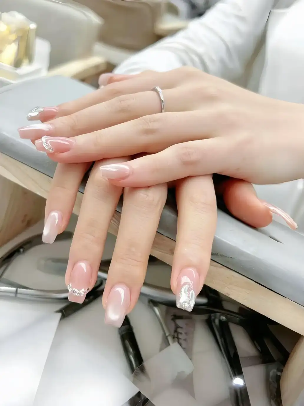 mẫu nail sơn thạch hồng đính đá ngọt ngào, nữ tính