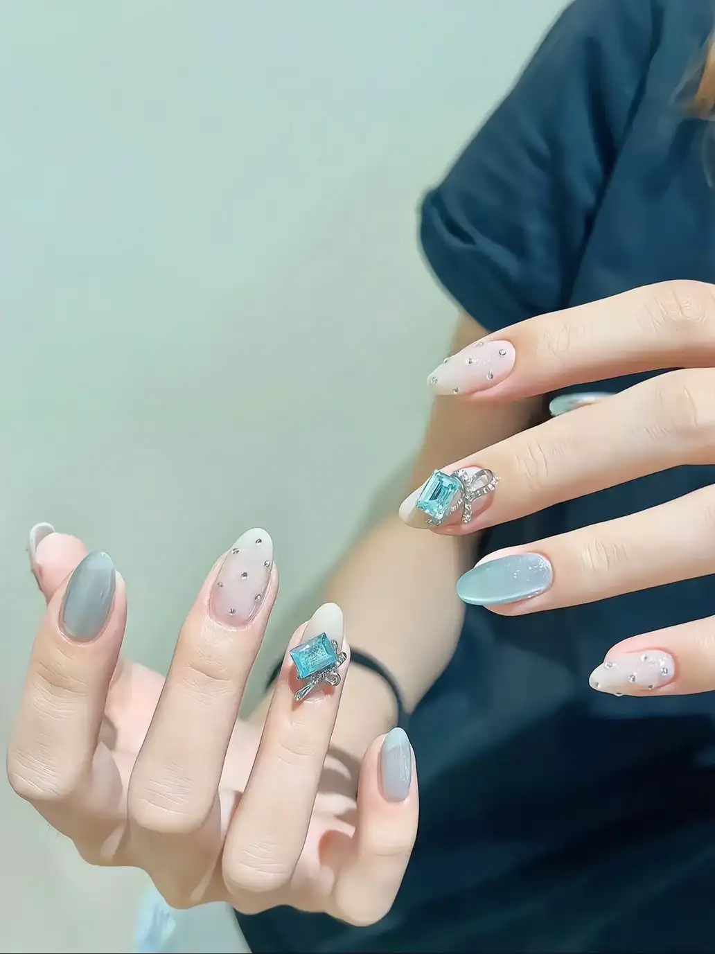 mẫu nail sơn thạch đính đá đẹp nữ tính