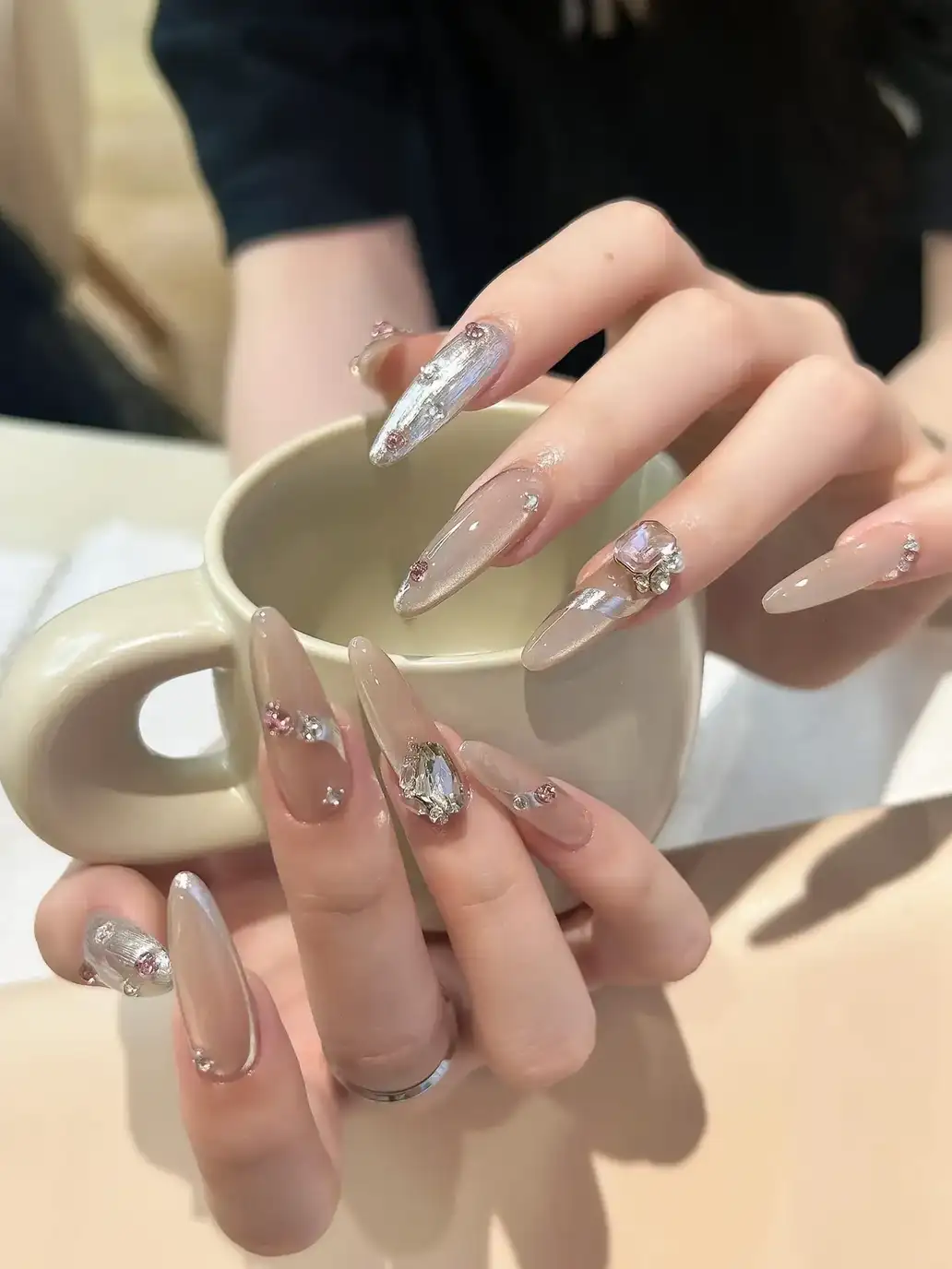 mẫu nail sơn thạch hồng đính đá thư thái