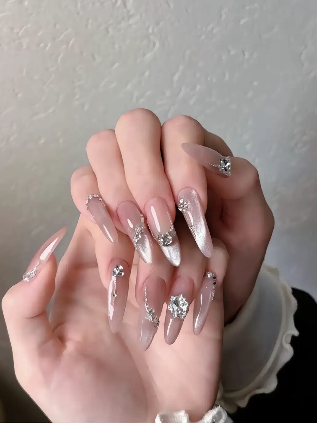 mẫu nail sơn thạch hồng đính đá rực rỡ