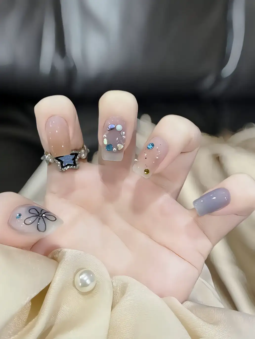 mẫu nail thạch đính đá yên bình và thư thái