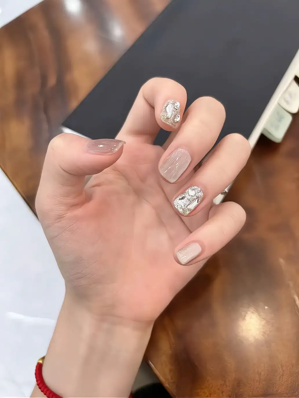 mẫu nail thạch đính đá thư thái và yên bình