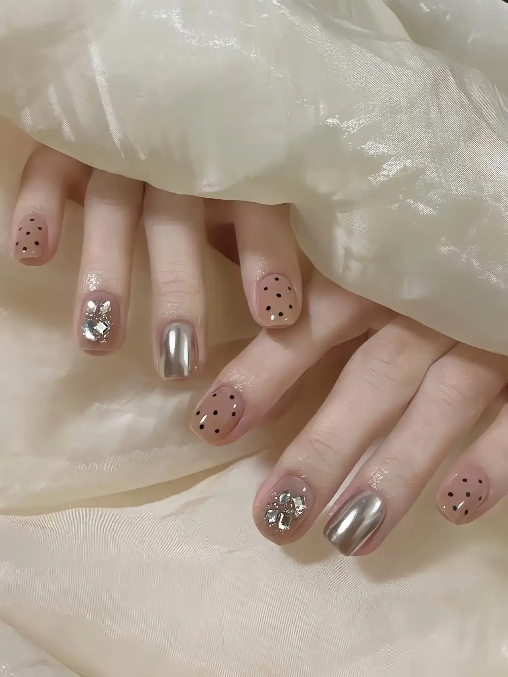 nhẹ nhàng mẫu nail sơn thạch đính đá tươi tắn và thu hút