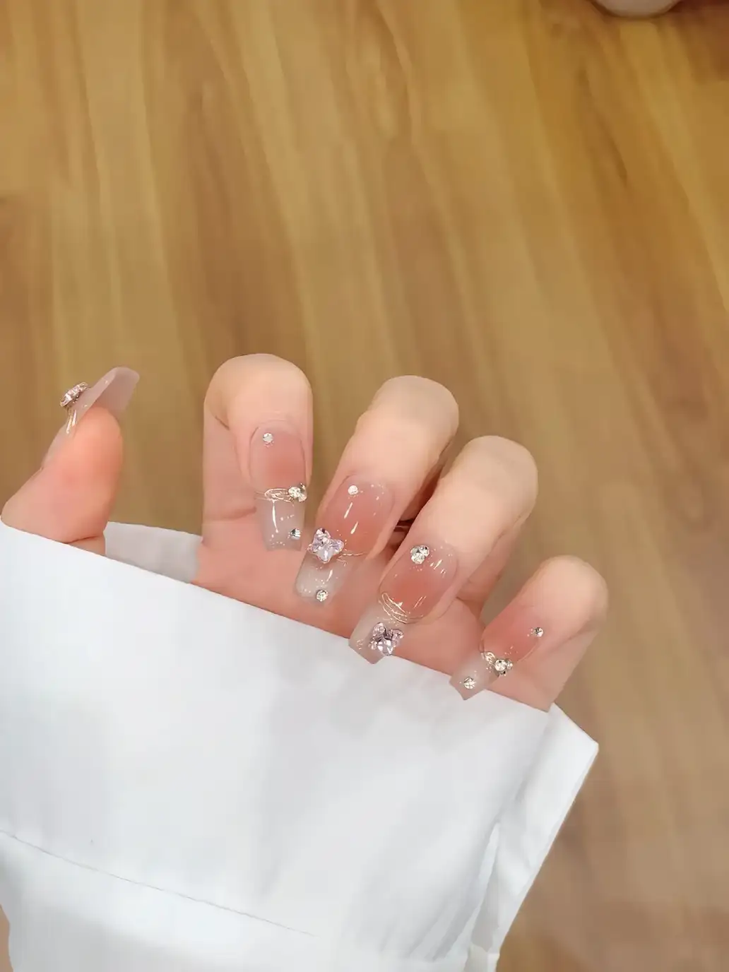 nhẹ nhàng mẫu nail sơn thạch đính đá hiện đại