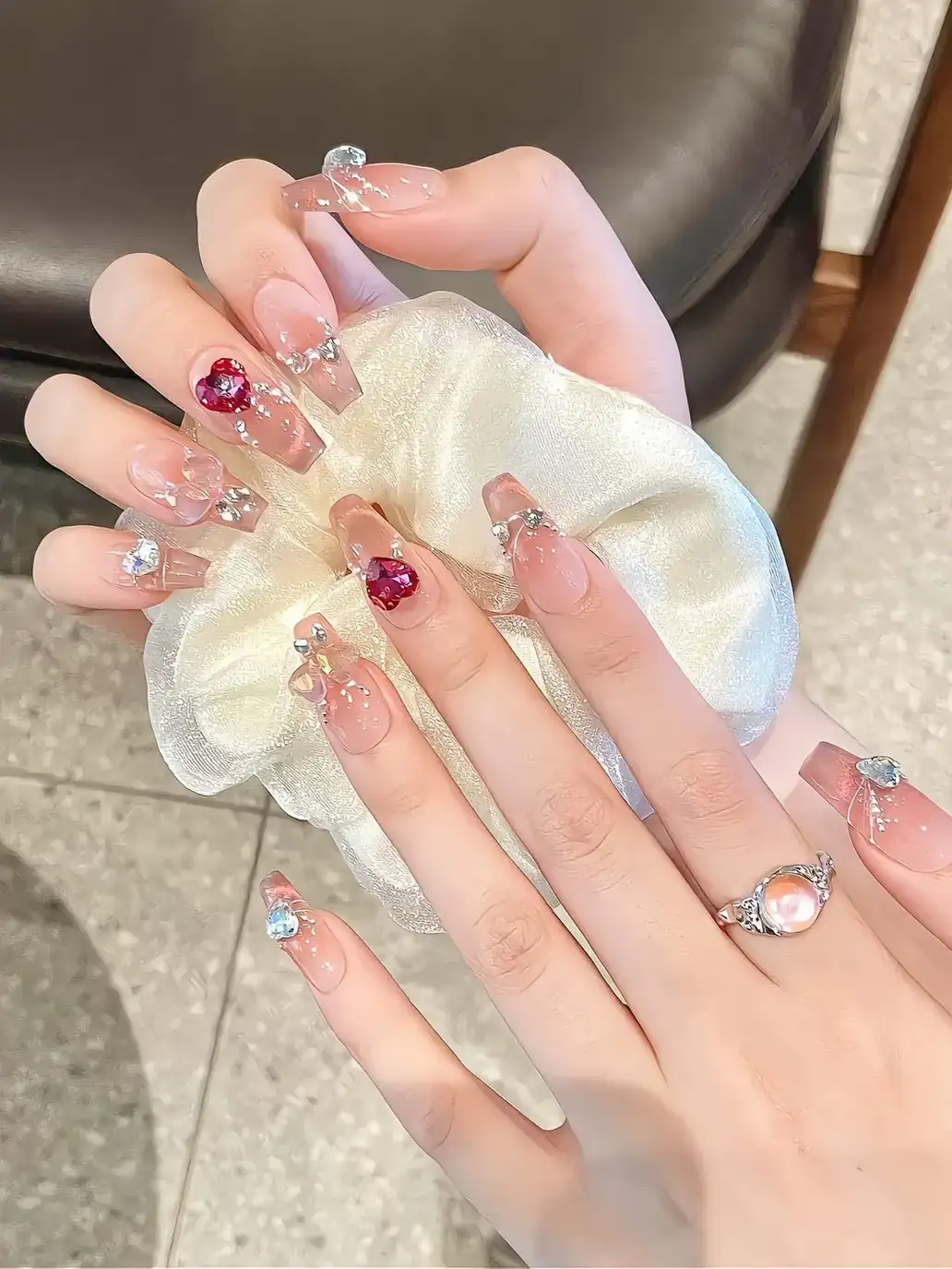 mẫu nail sơn thạch hồng đính đá nhỏ xinh