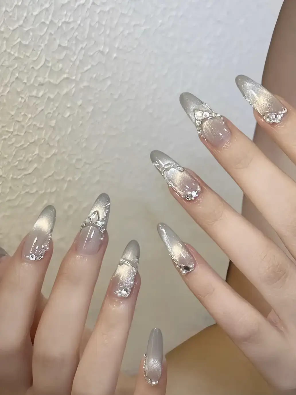 nhẹ nhàng mẫu nail sơn thạch đính đá đơn giản và tinh tế