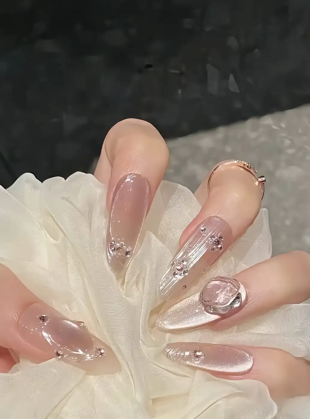 mẫu nail sơn thạch hồng đính đá đẹp ngọt ngào