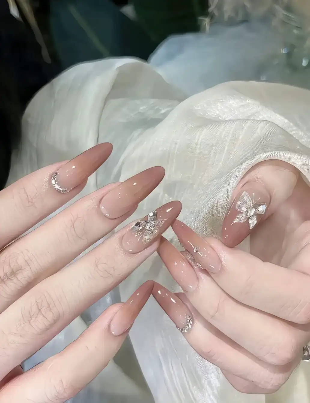 mẫu nail sơn thạch đính đá đẹp dịu dàng