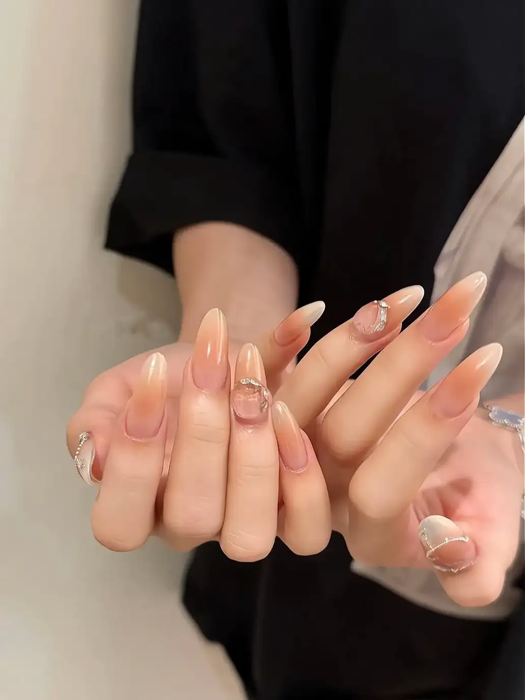 mẫu nail sơn thạch đính đá nổi bật