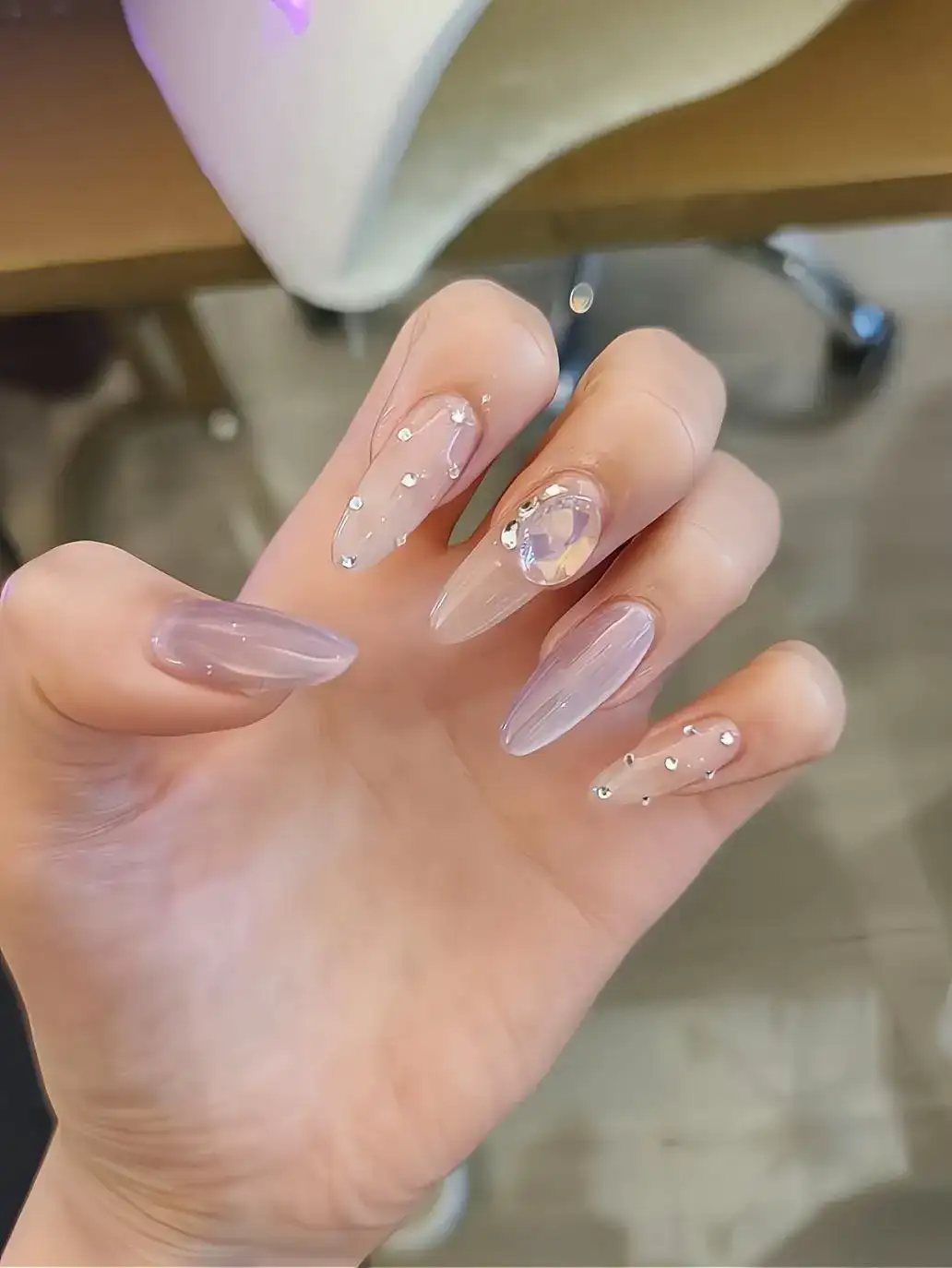 mẫu nail sơn thạch đính đá tỏa sáng 