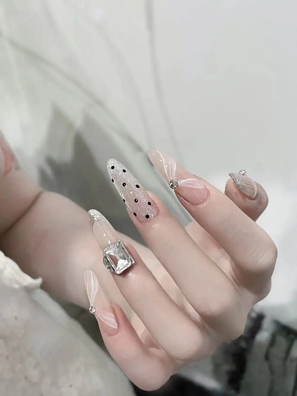 mẫu nail tay nhẹ nhàng nữ tính tinh tế