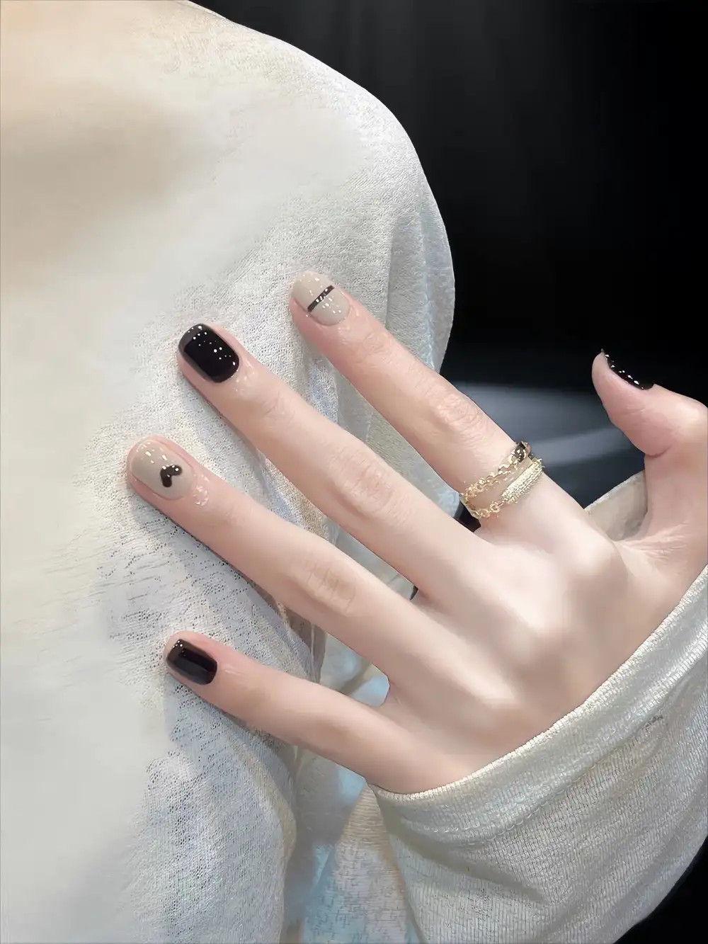 mẫu nail tay nhẹ nhàng màu sắc hài hòa