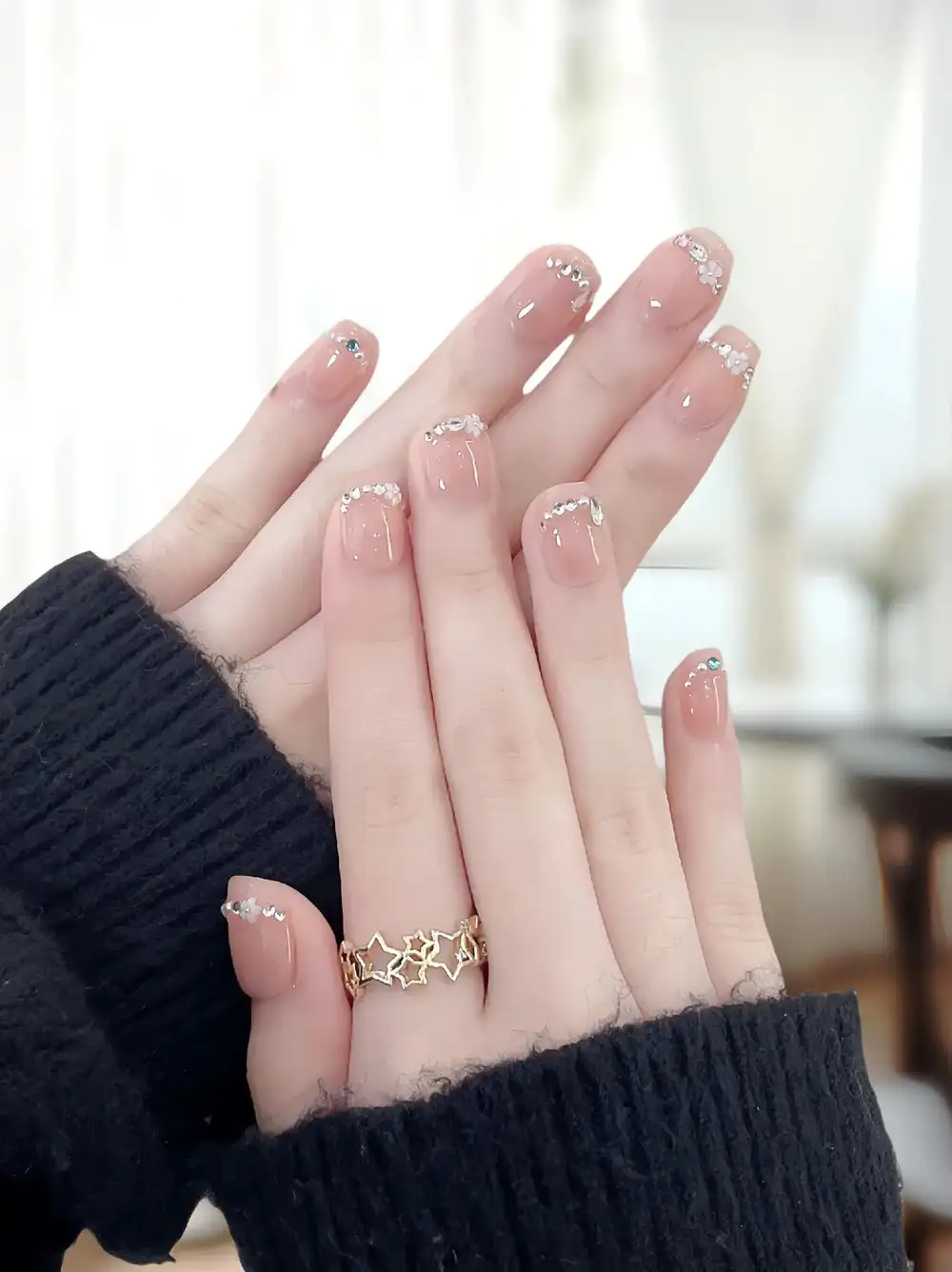 mẫu nail nhẹ nhàng đi làm sang trọng và thanh lịch