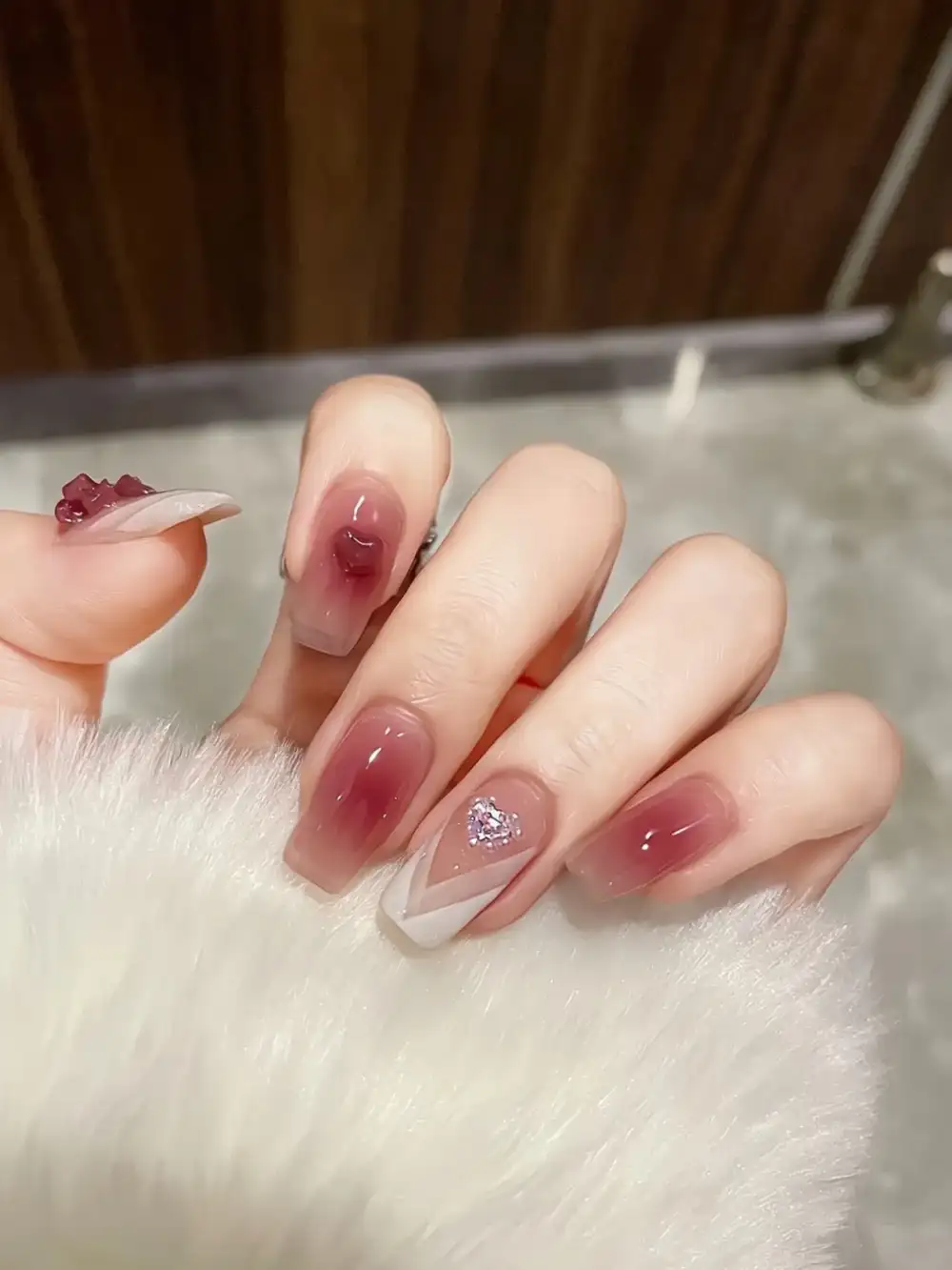 mẫu nail tay nhẹ nhàng thư thái và thoải mái