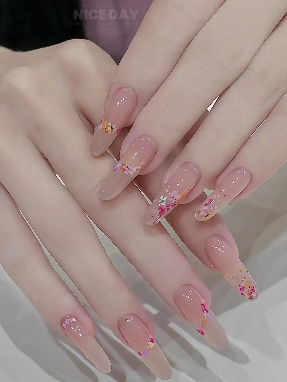 mẫu nail nhẹ nhàng tôn da tay tự nhiên