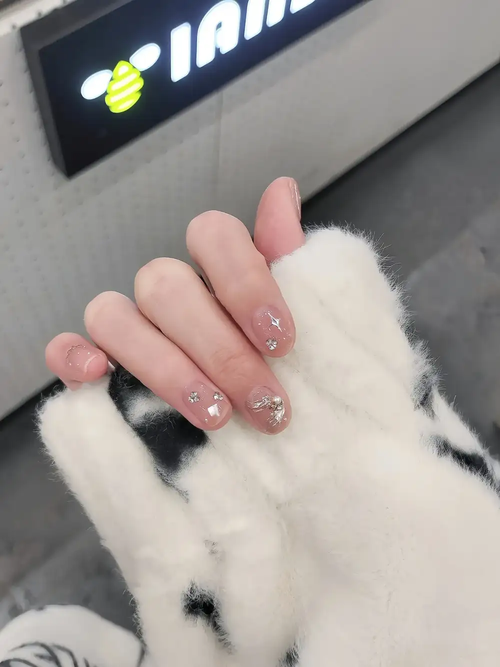 mẫu nail nhẹ nhàng đi làm đơn giản, tinh tế