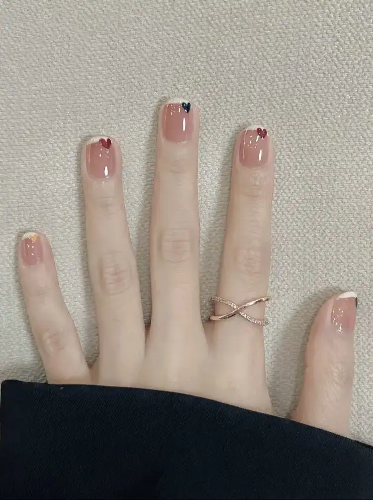 mẫu nail trái tim nữ tính