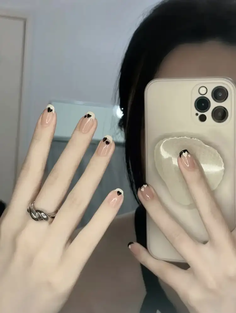 mẫu nail hình trái tim mềm mại, uyển chuyển