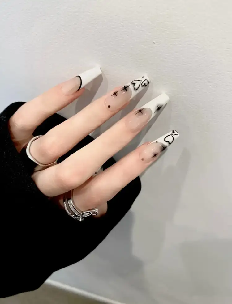 các mẫu nail trái tim đẹp hòa hợp màu sắc