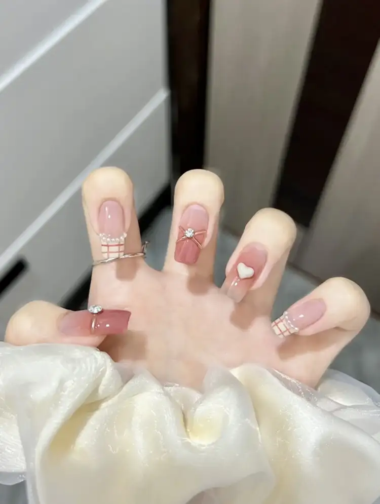 mẫu nail trái tim đơn giản quyến rũ 