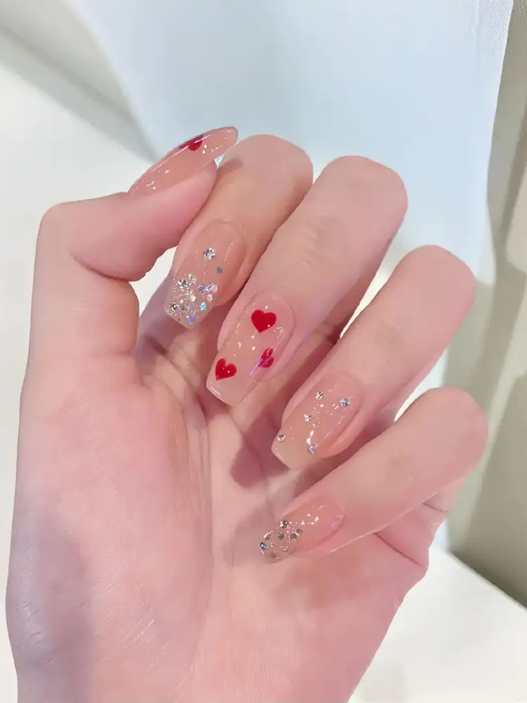 mẫu nail trái tim đơn giản tỉ mỉ