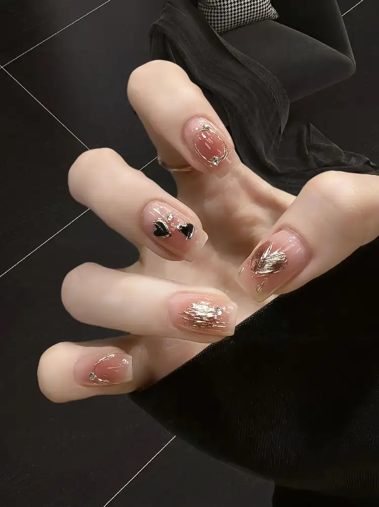 mẫu nail trái tim đẹp nhỏ nhắn