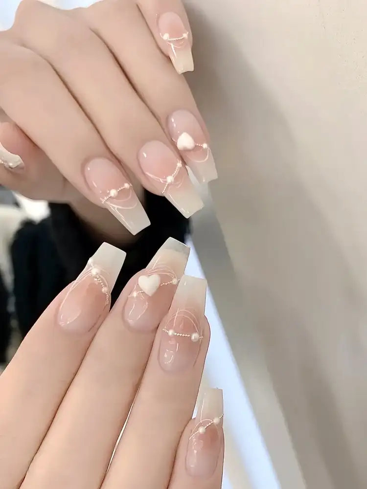 mẫu nail trái tim đơn giản nữ tính