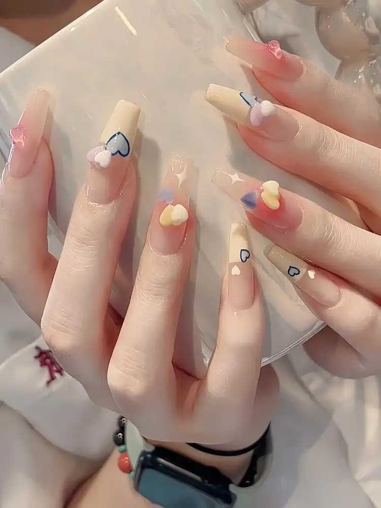 mẫu nail hình trái tim yêu thương