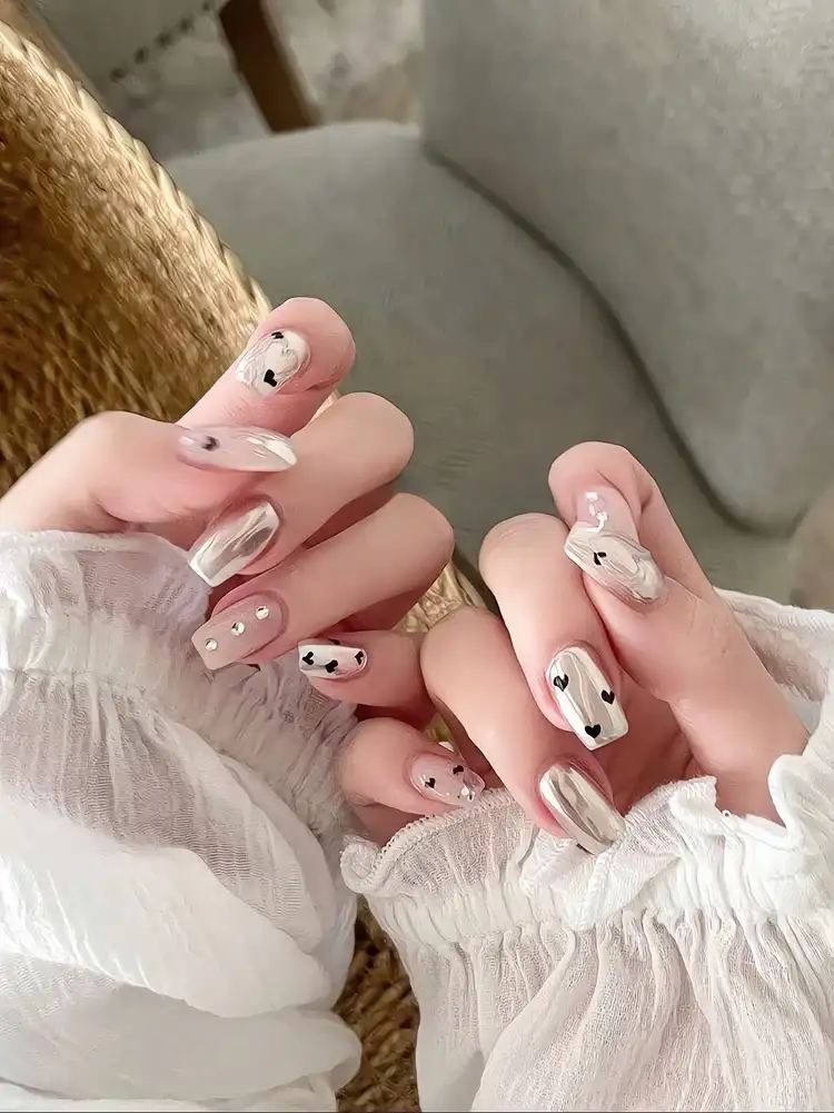 mẫu nail vẽ trái tim tỏa sáng