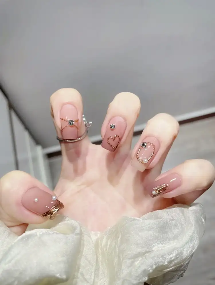 mẫu nail trái tim đẹp nhẹ nhàng