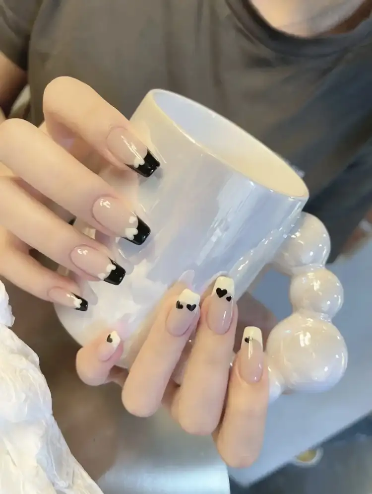 mẫu nail trái tim đơn giản độc đáo và thu hút