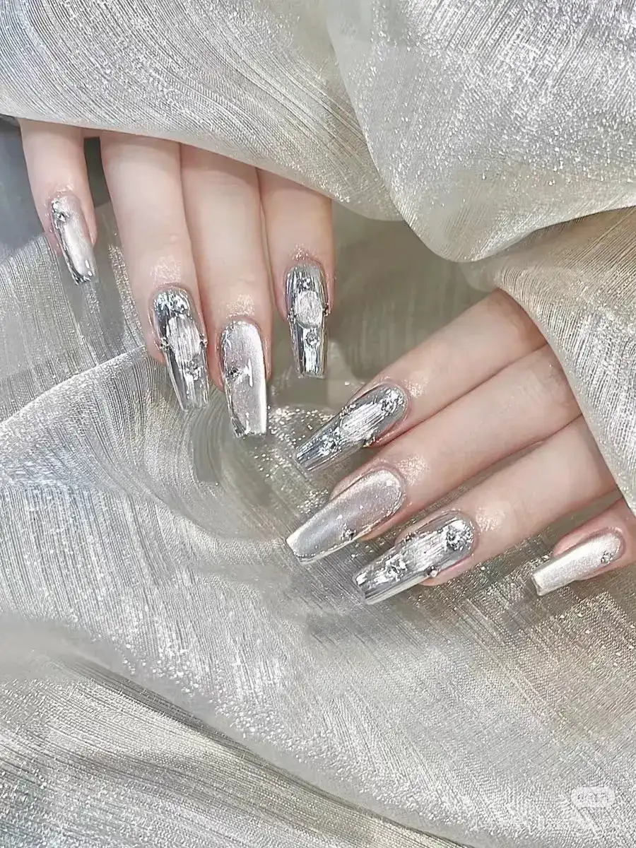 mẫu nail tráng gương mắt mèo huyền ảo